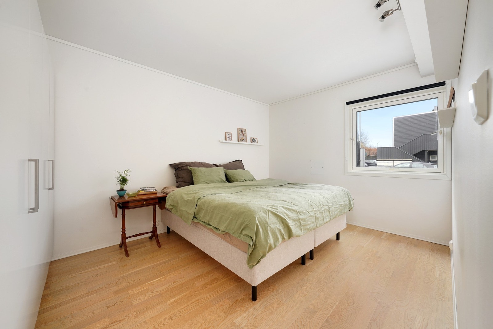 Romslig og moderne hovedsoverom Galleribilde