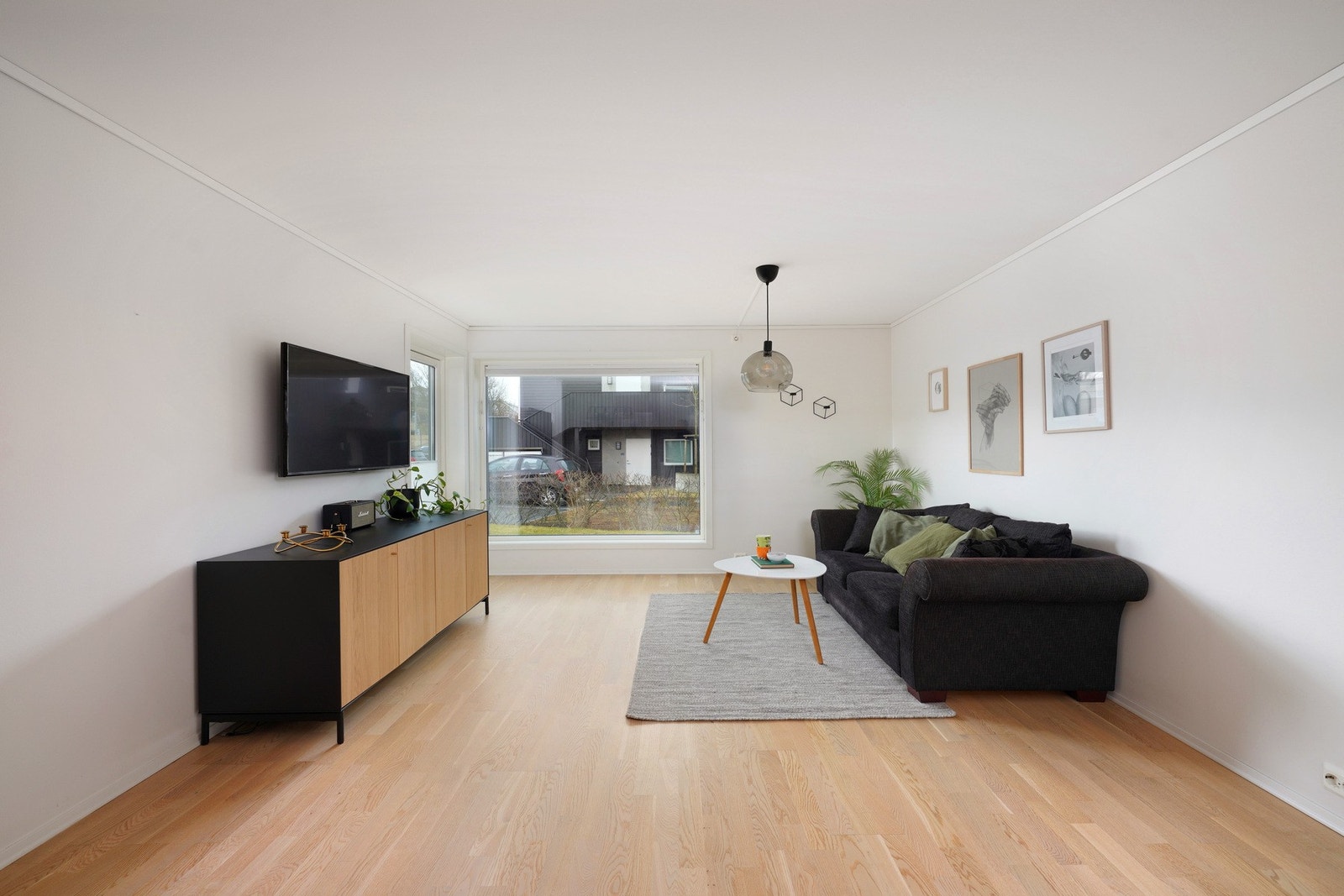 Lys og trivelig stue med store vindusflater som gir rikelig med naturlig lys Galleribilde