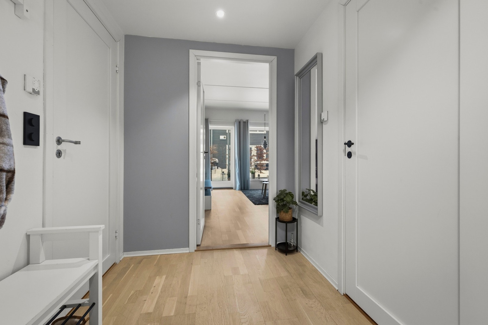 Gangen har god plass til skostativ og knaggrekke for oppbevaring av ytterklær. I tilknytning til gangen har man også en bod/teknisk rom for ytterligere oppbevaring. Galleribilde