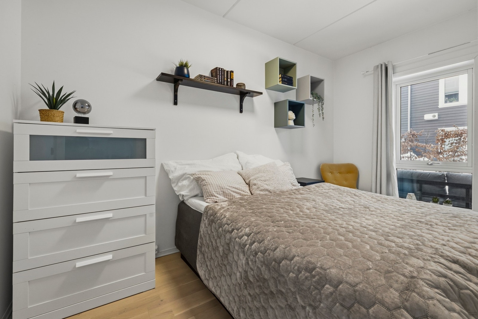 Soverommet i leiligheten er på ca. 8,5 kvm. Rommet har inngang på to sider. Galleribilde