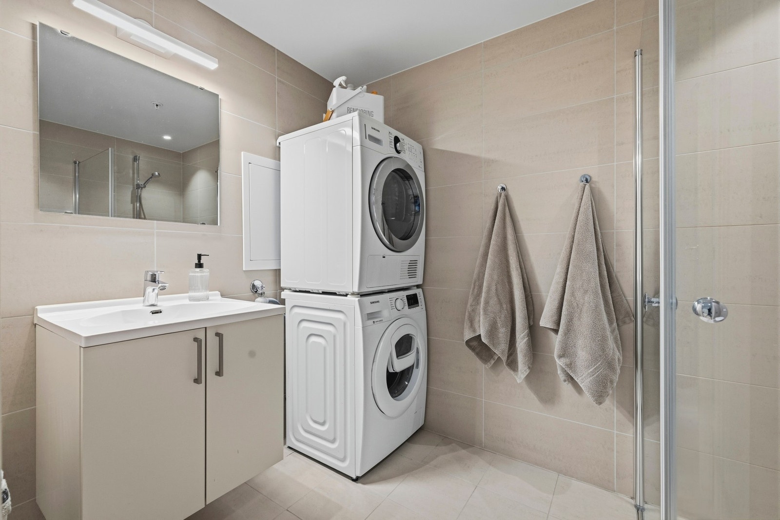 I leiligheten er det et kombinert bad/vaskerom. Rommet har flislagte flater på gulv og vegger. Galleribilde