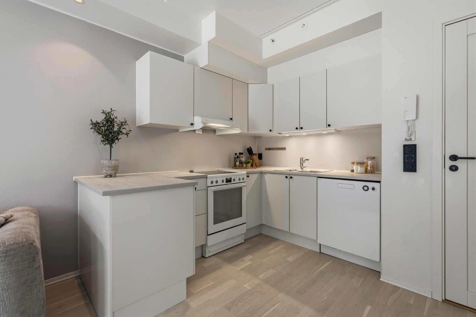 Kjøkkeninnredningen har malte fronter, laminat benkeplater, oppvaskkum, ventilator og belysning under
overskap. Galleribilde