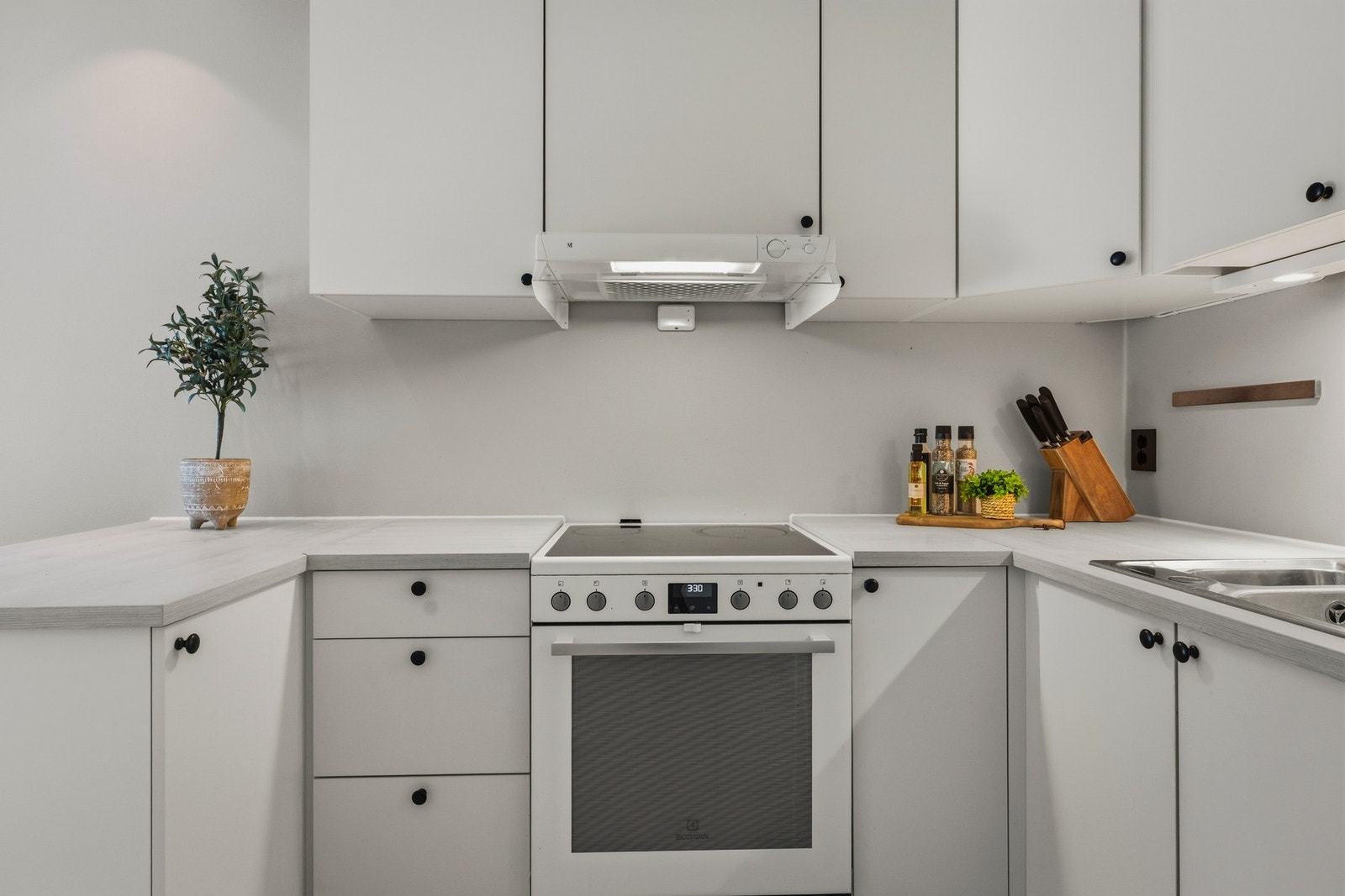 Oppvaskmaskin og komfyr følger med i handelen. Komfyrvakt og lekkasjestopp er montert. Galleribilde