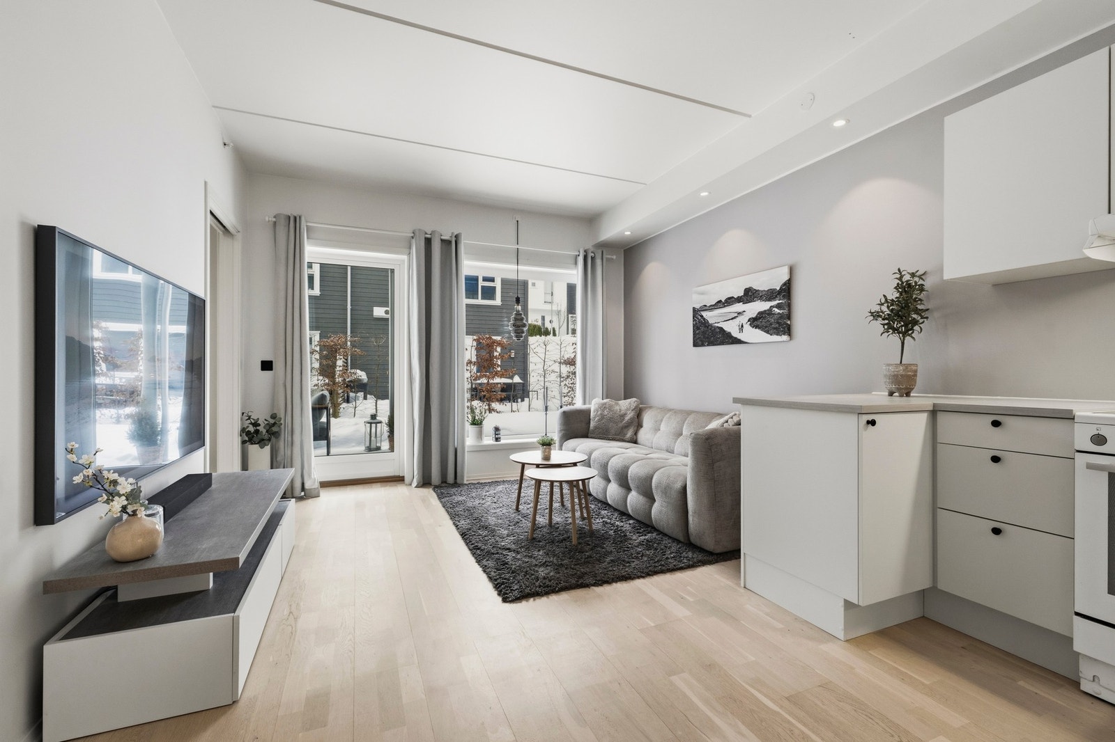 Stuen og kjøkkenet ligger i en åpen løsning. Galleribilde