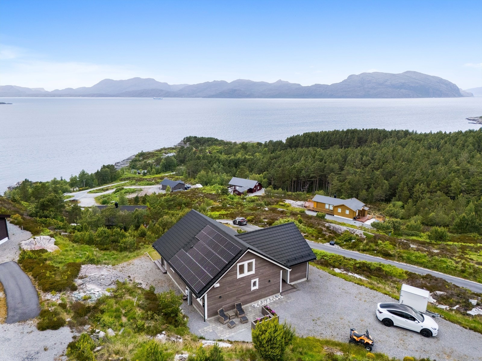 Eiendommen har en idyllisk beliggenhet på Langeneset i Gulen. Galleribilde