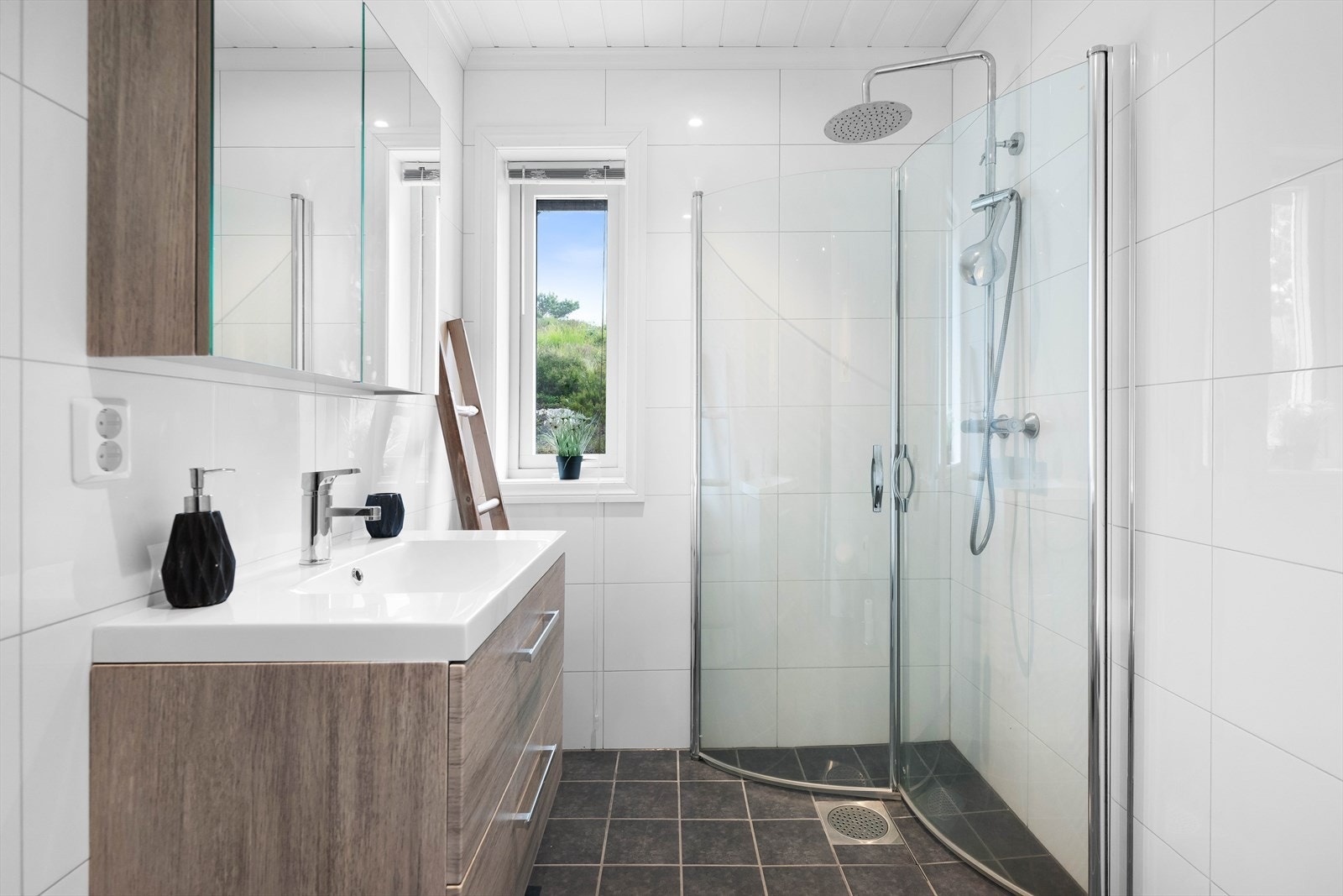 Lekkert helfliset bad med varmekabler i gulv. Galleribilde