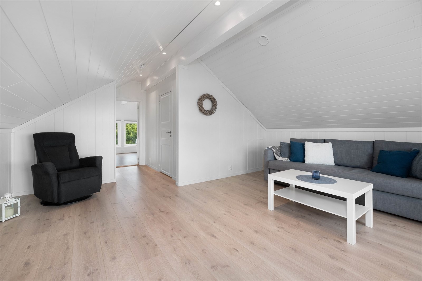 Loftstetasjen består av loftstue, ett stort soverom og toalettrom. Galleribilde