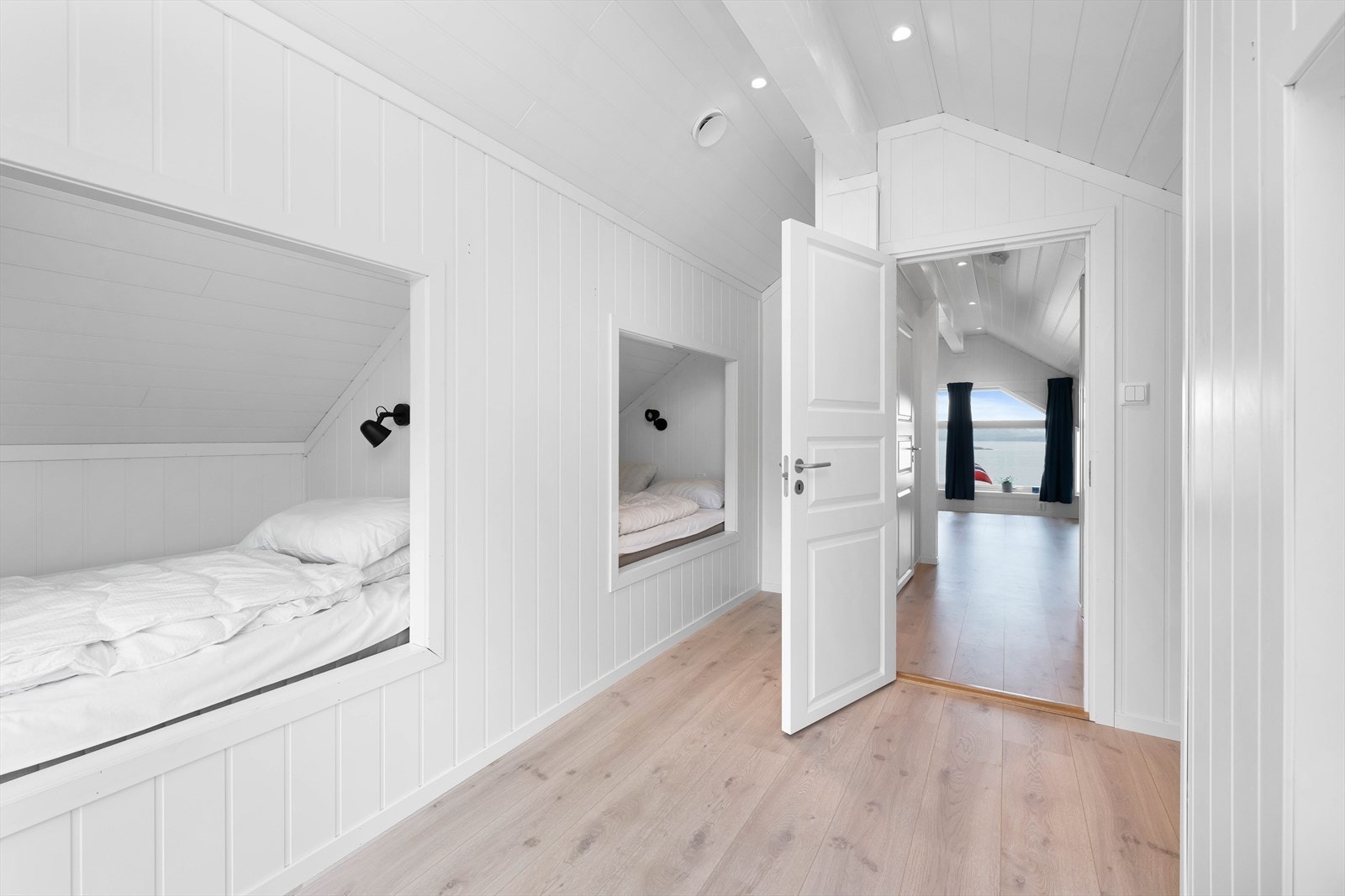 Soverommet på loftet er meget romslig og har 3 innebygde doble sengeplasser. Galleribilde