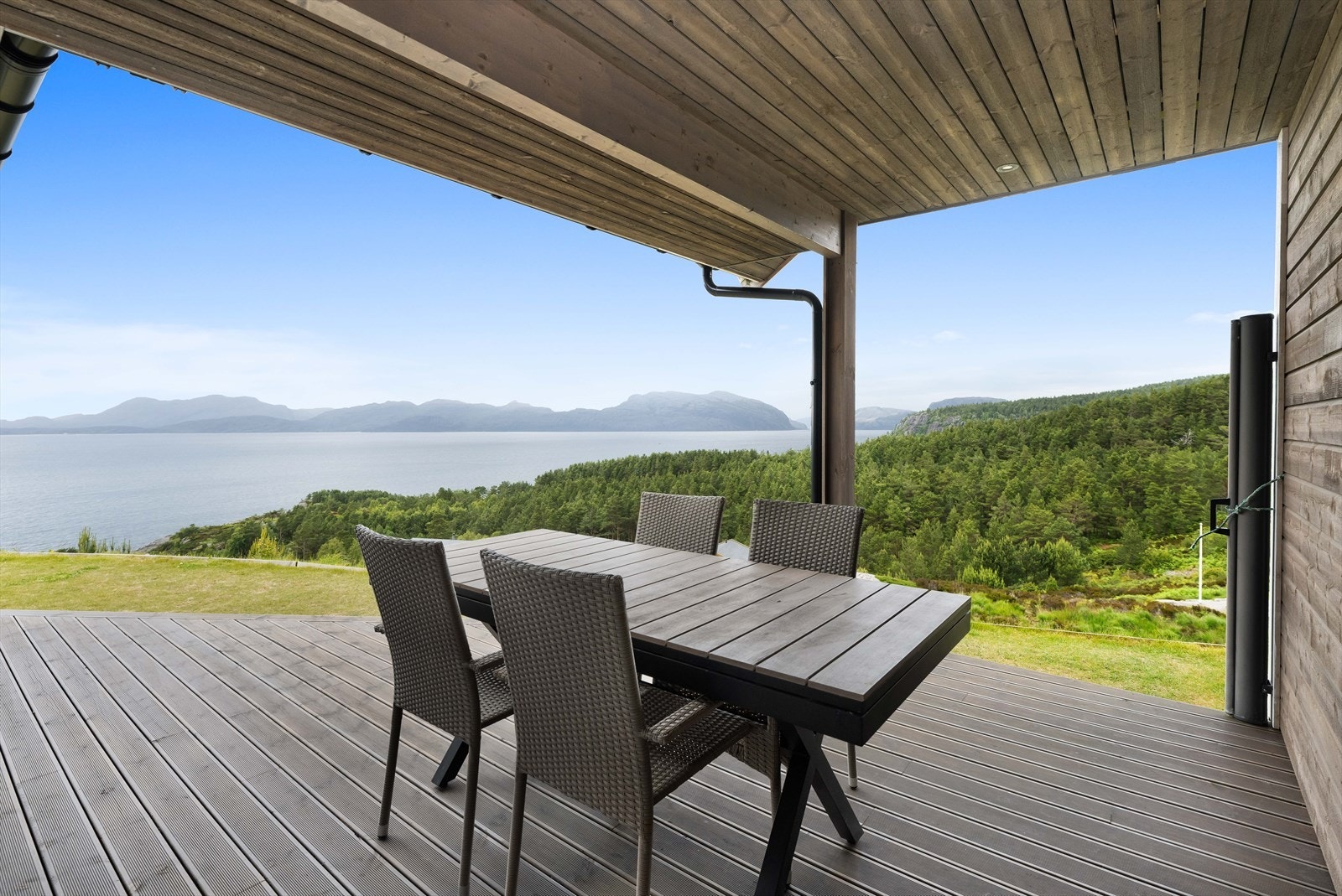 Sørvestvendt terrasse med sjøutsikt og gode solforhold. Galleribilde