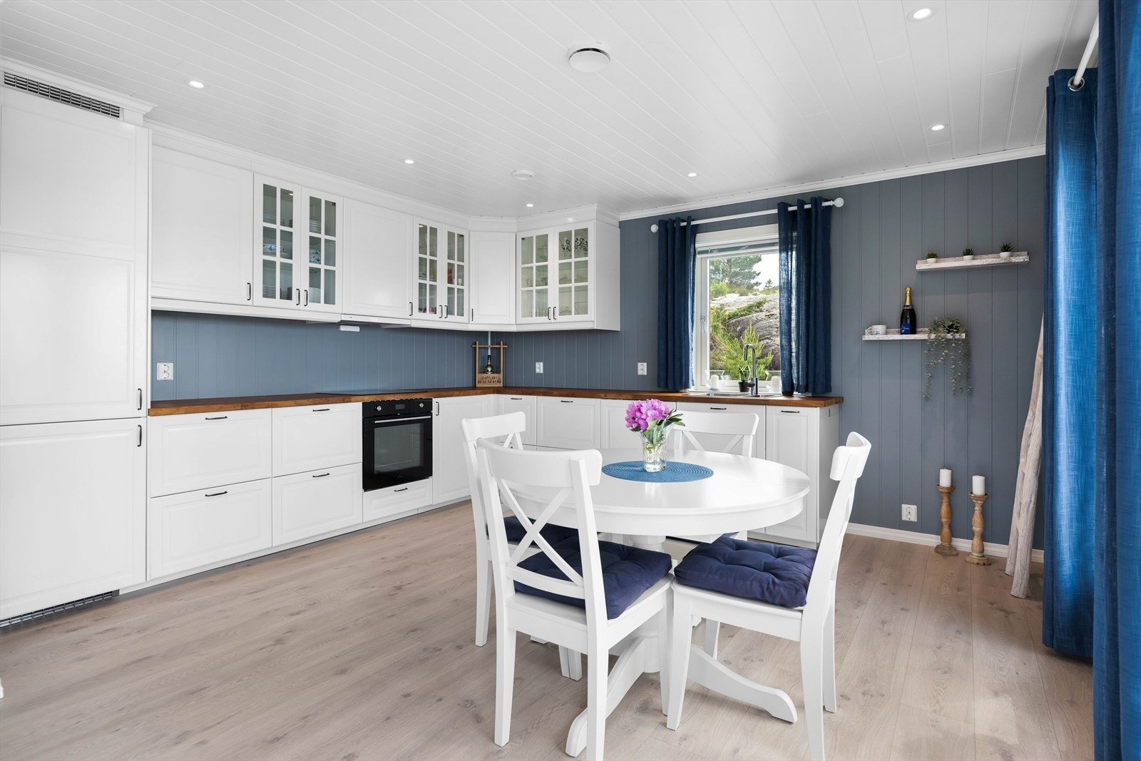 Moderne kjøkken med profilerte fronter og benkeplate i tre. Galleribilde