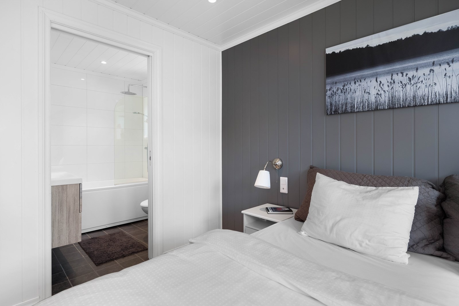 Dette soverommet gir en luksuriøs følelse med dør inn til eget bad. Galleribilde