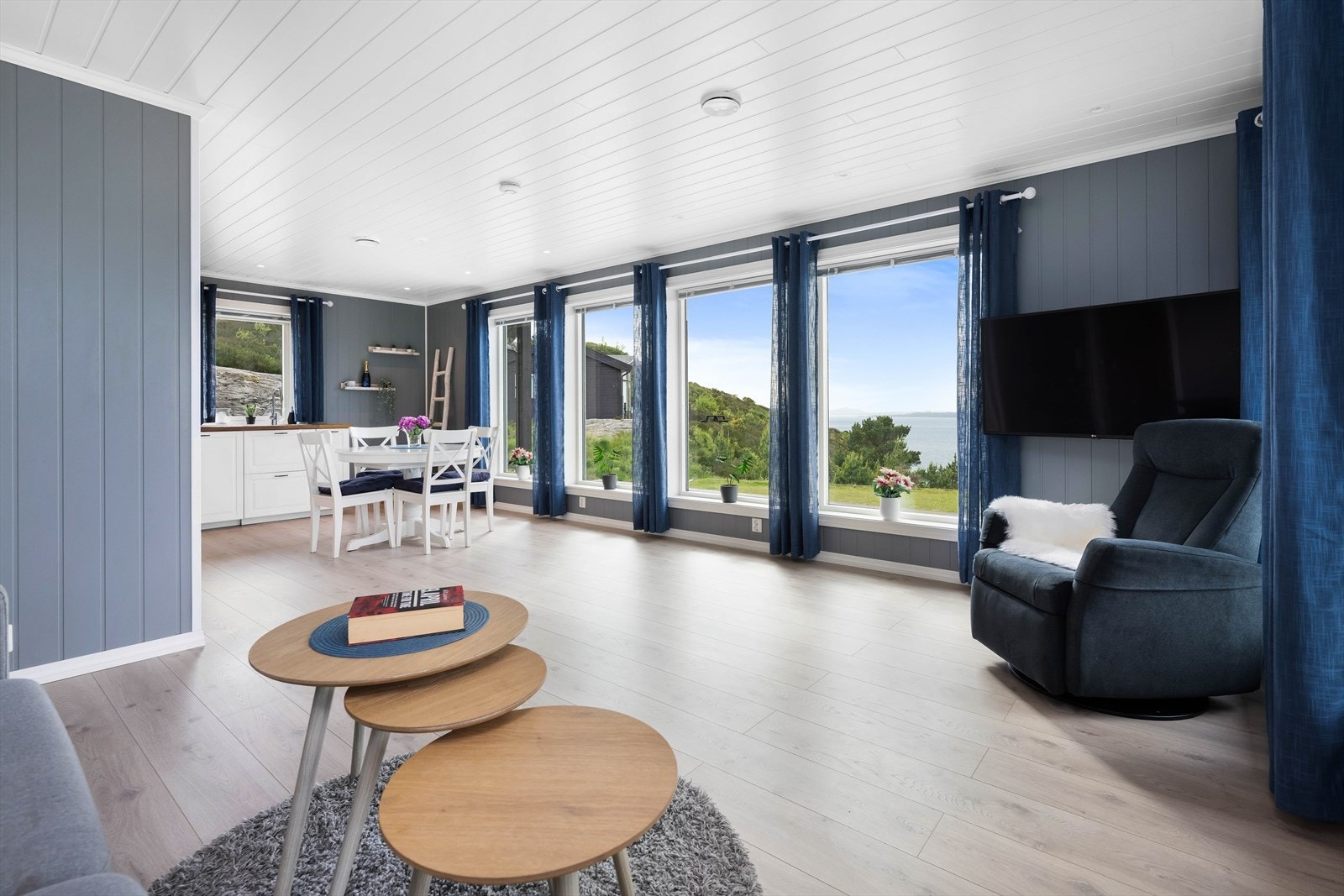 De store vinduene gir godt med naturlig lys. Galleribilde