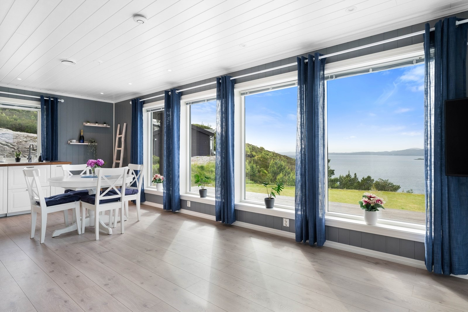 Romslig spiseplass. Galleribilde