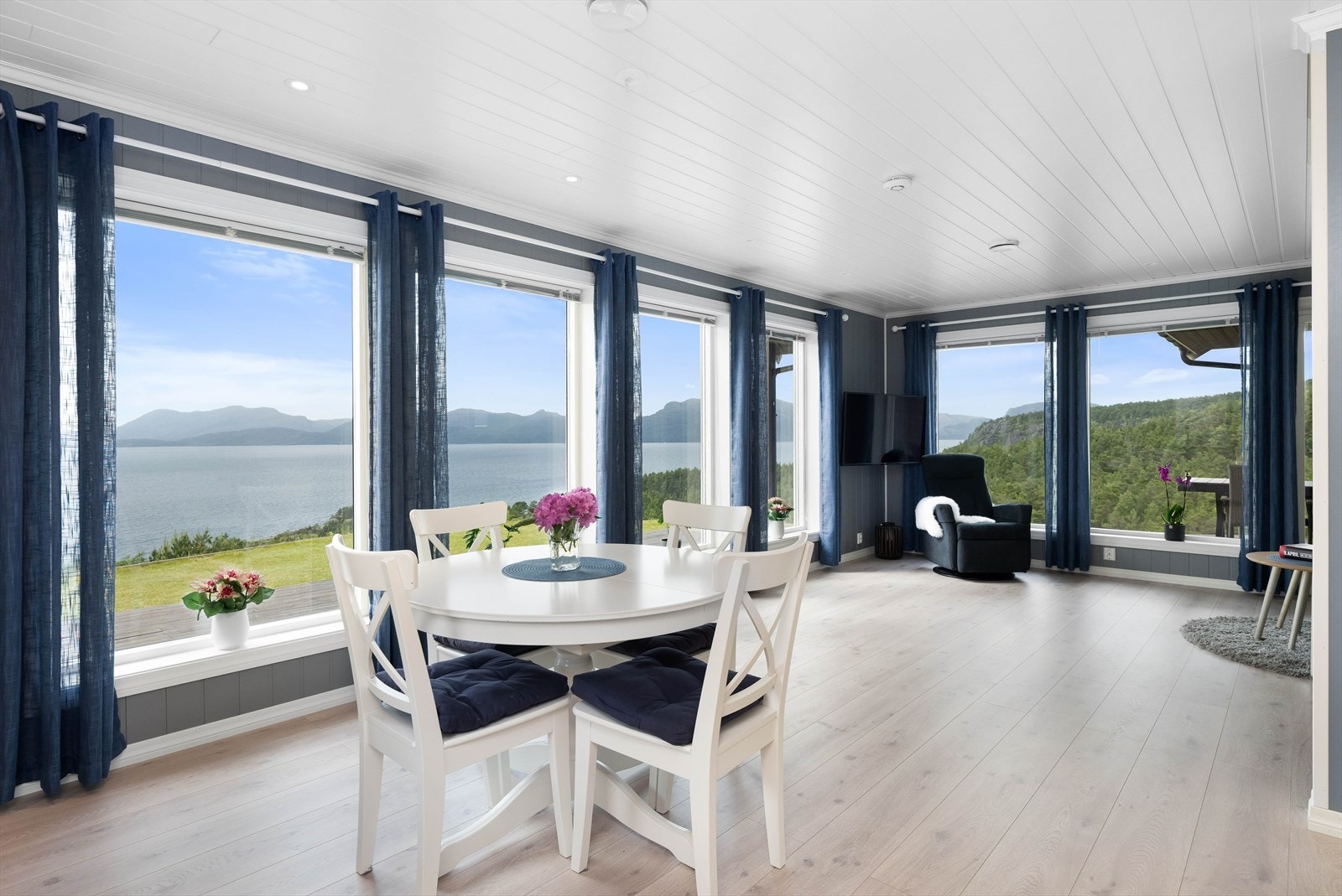 Romslig spiseplass. Galleribilde