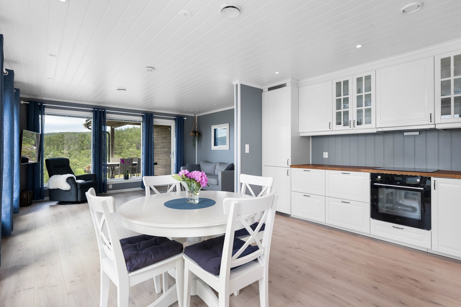 Fritidsboligen har en åpen stue/kjøkken løsning. Her kan en møblere med flere sittegrupper. Galleribilde