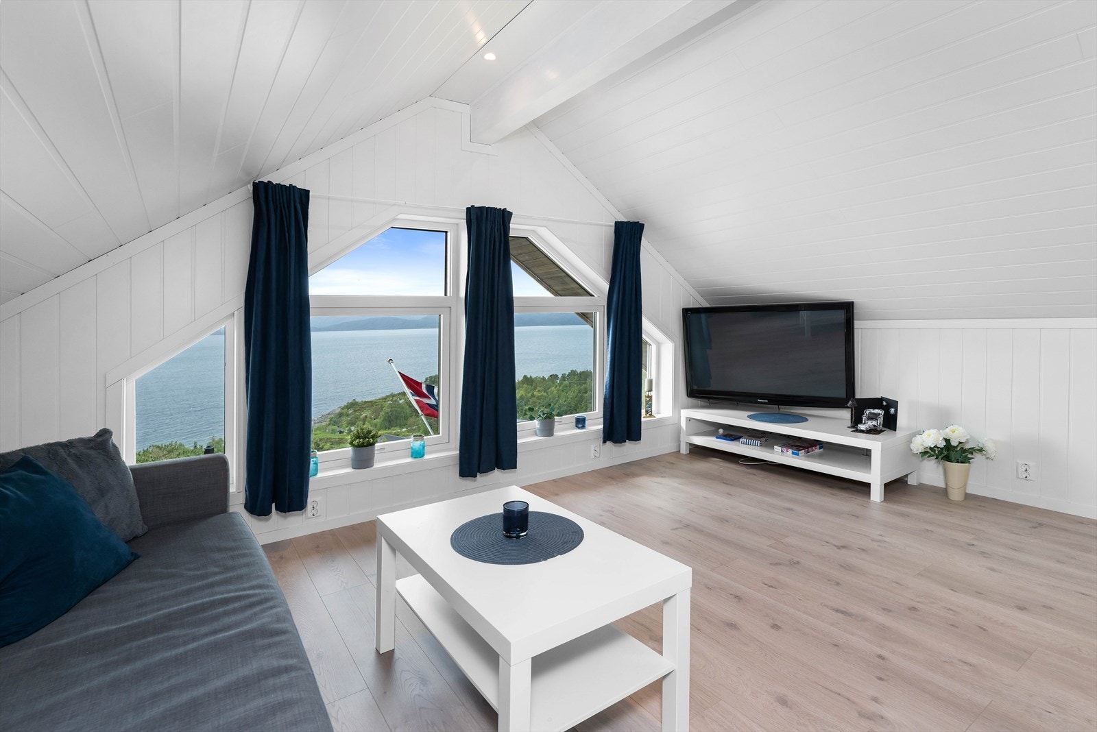 Loftsuen har sovesofa for ekstra soveplasser. Galleribilde