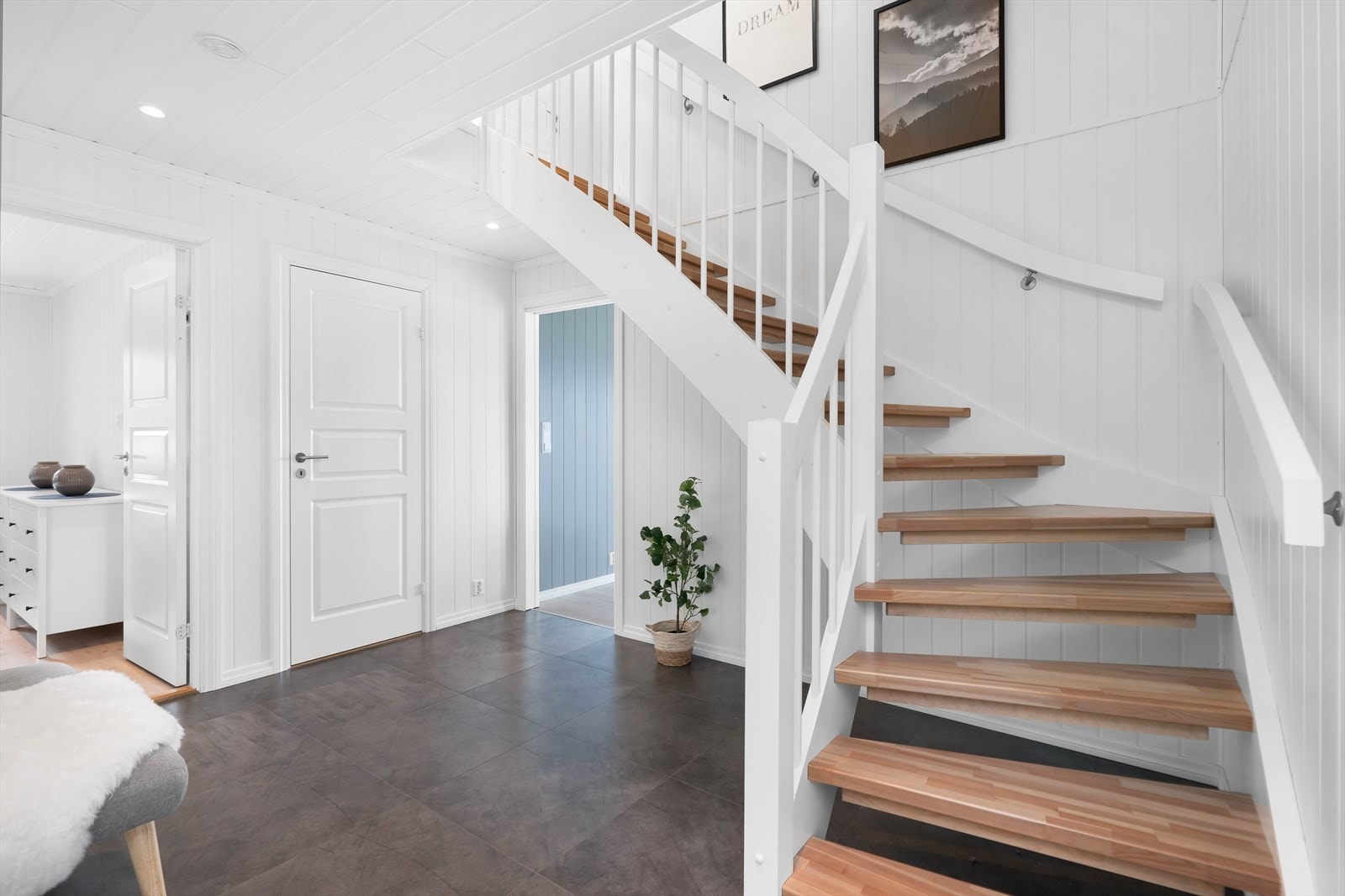 Hall med trapp opp til loftstue. Galleribilde