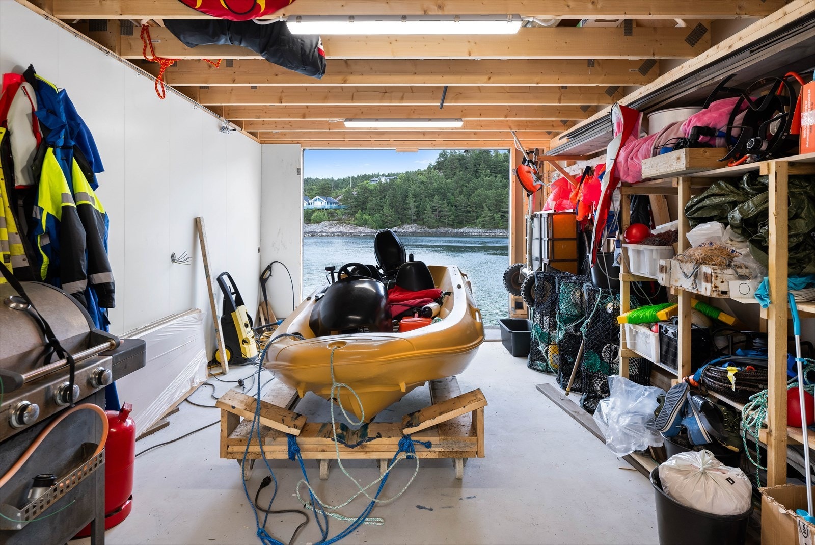 Det følger med eget naust på 30 m². Galleribilde