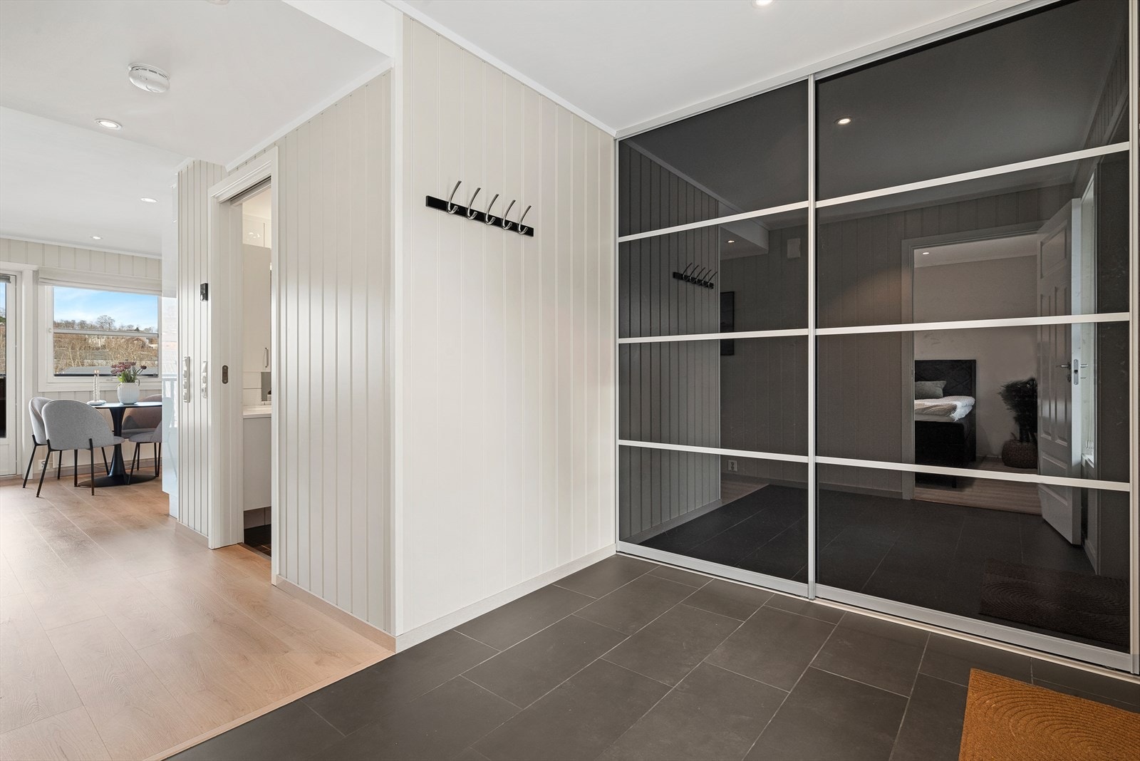 Entreen strekker seg over hele 7 kvm, noe som gir rom til både garderobeskap og annen praktisk innredning! Galleribilde