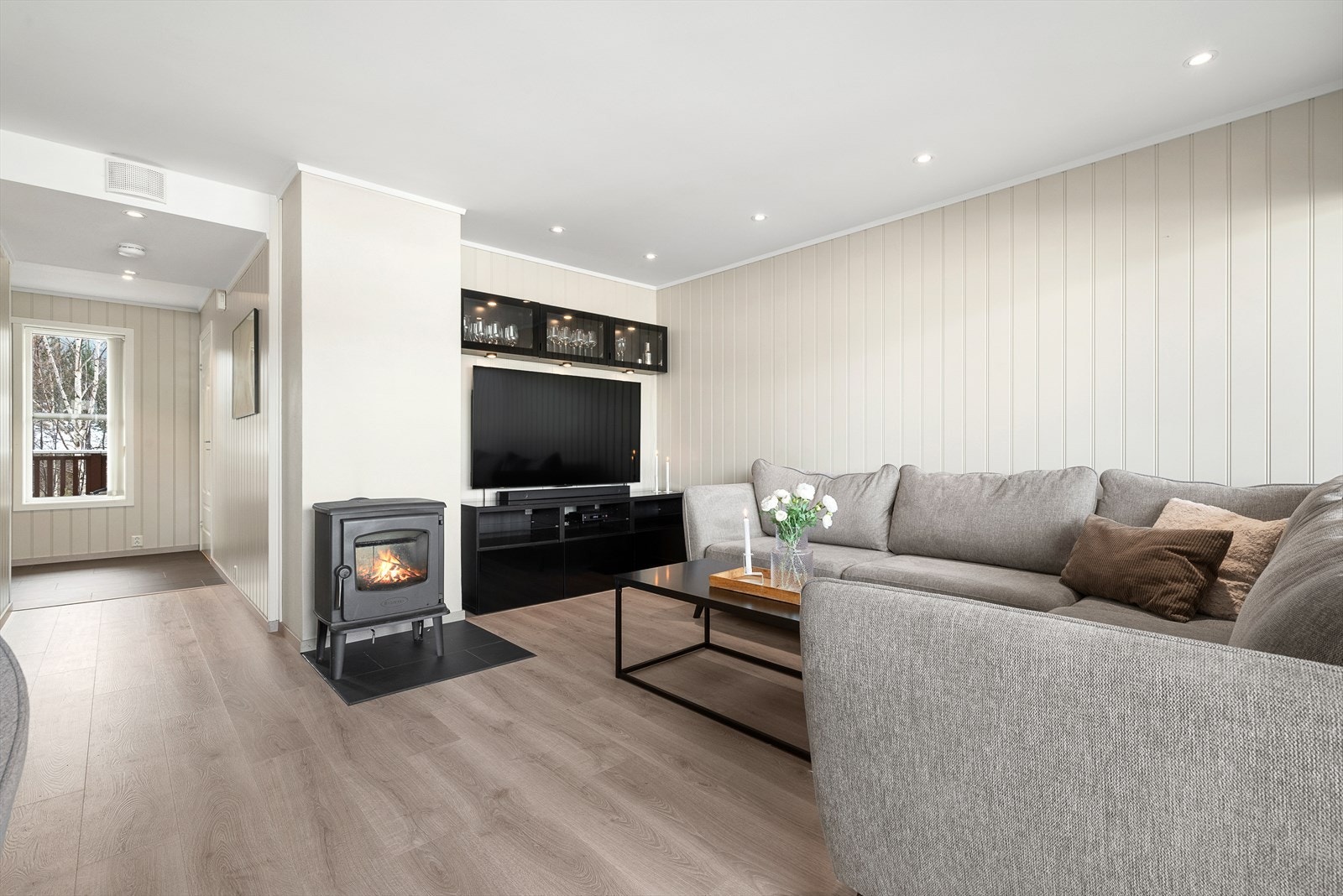 Boligen by på en praktisk åpen stue/kjøkken løsning som strekker seg over 25 kvm! Galleribilde