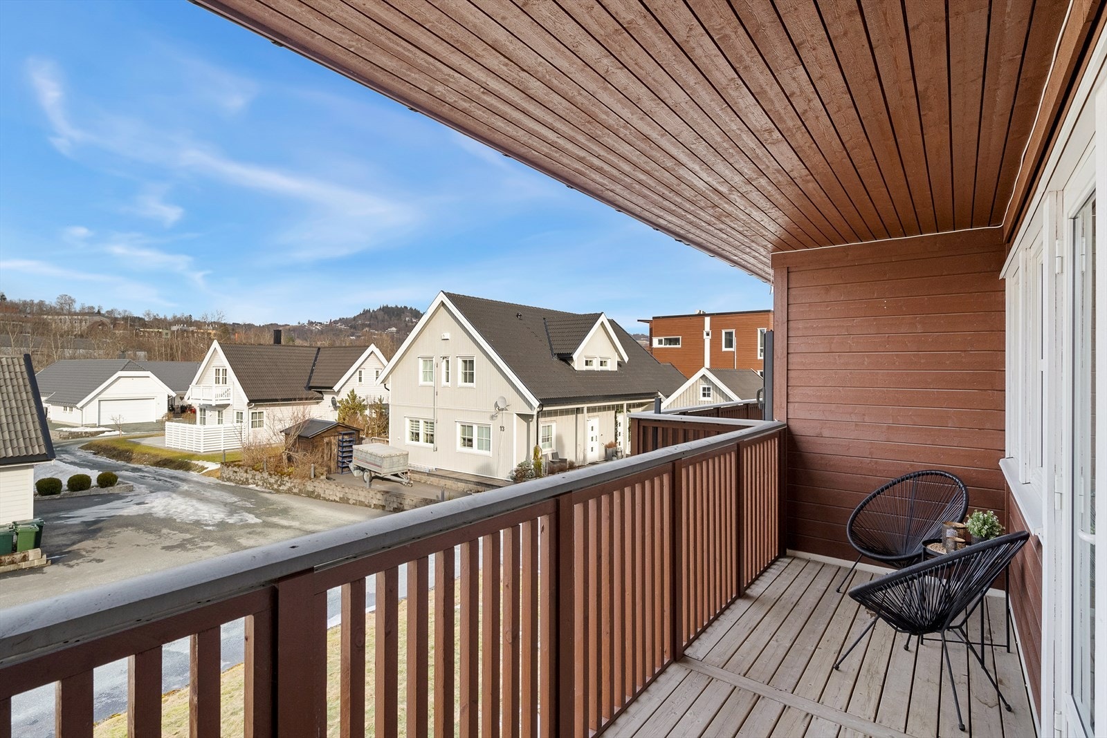 Leilighetens terrasse har direkte utgang fra stuen og strekker seg over 9 kvm! Galleribilde