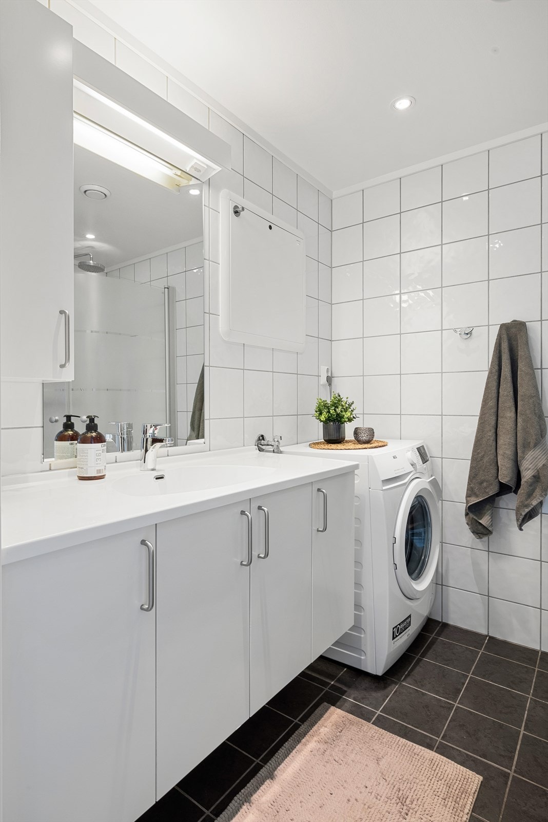 Badet har en stor og praktisk benkeflate! Galleribilde