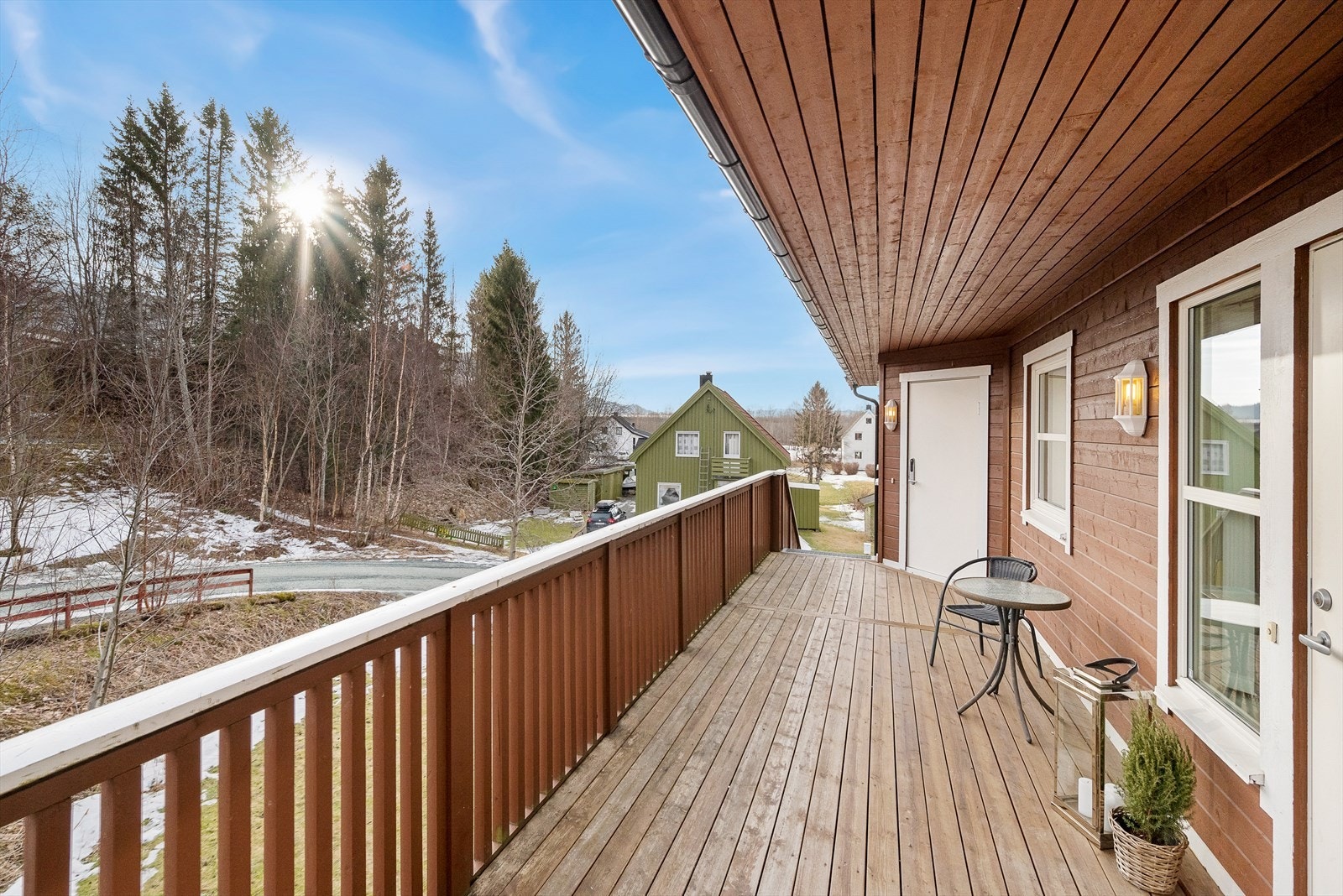 Terrassen ved leilighetens inngang byr på gode solforhold og trivelige naboer. Galleribilde