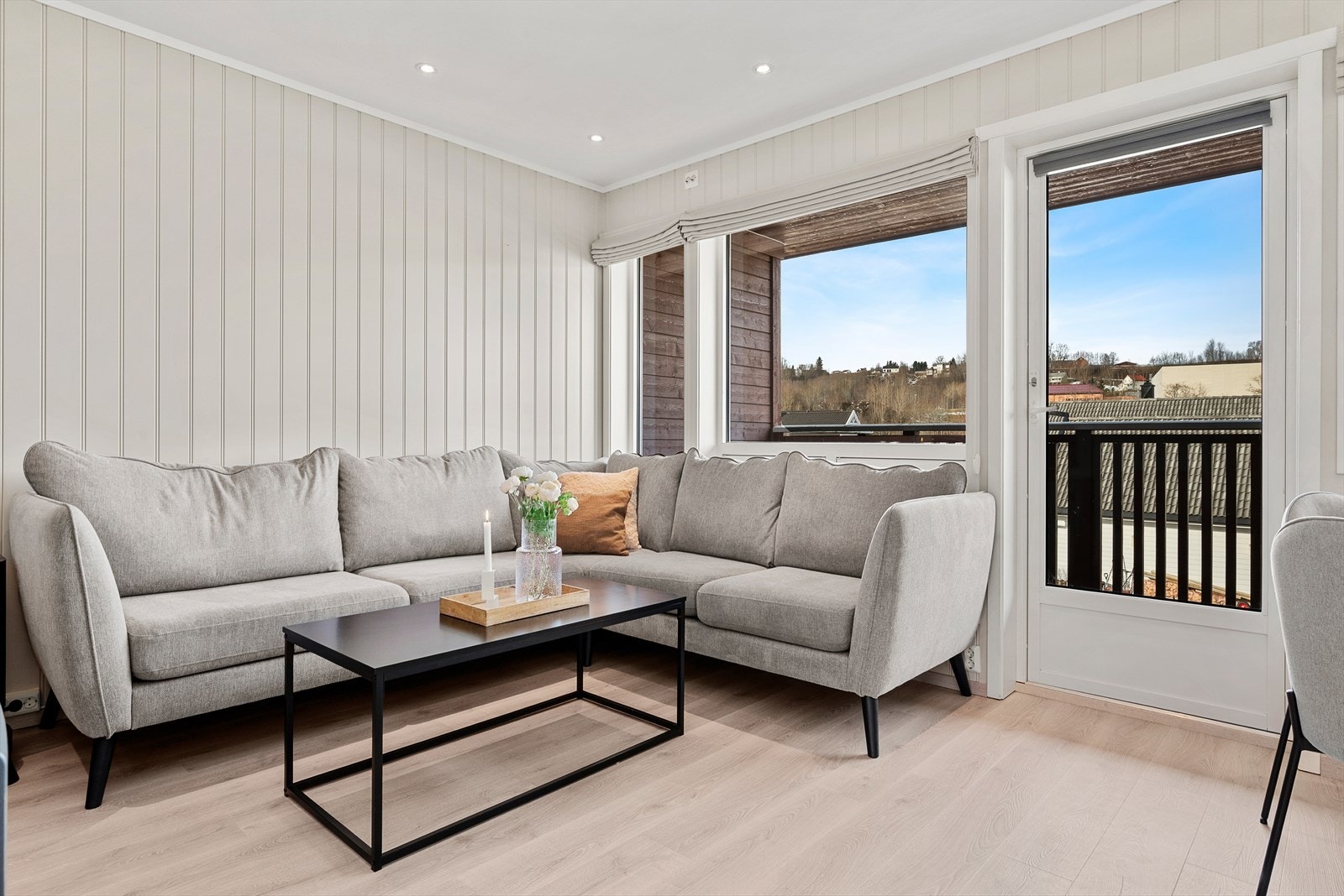 Stuen byr på god utsikt og store vindusflater som gir godt med naturlig lysinnslipp. Galleribilde