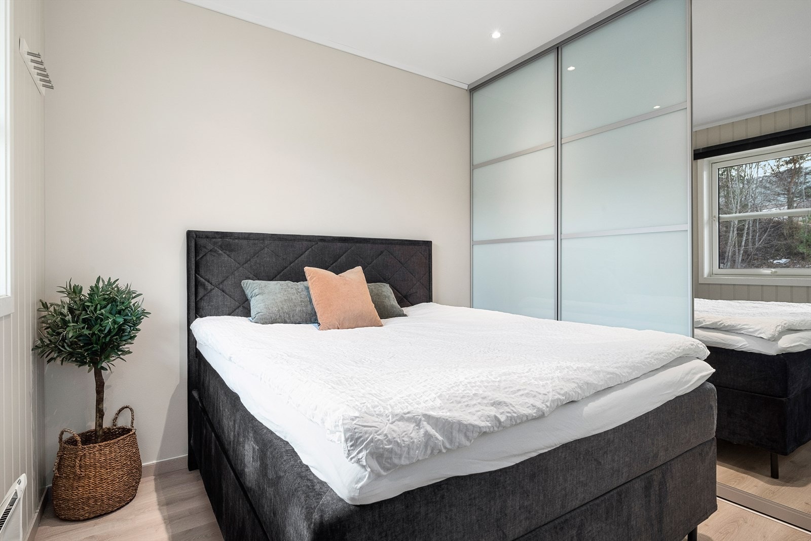 Leilighetens soverom på 10 kvm, gir god plass til både dobbelseng og garderobeskap. Galleribilde