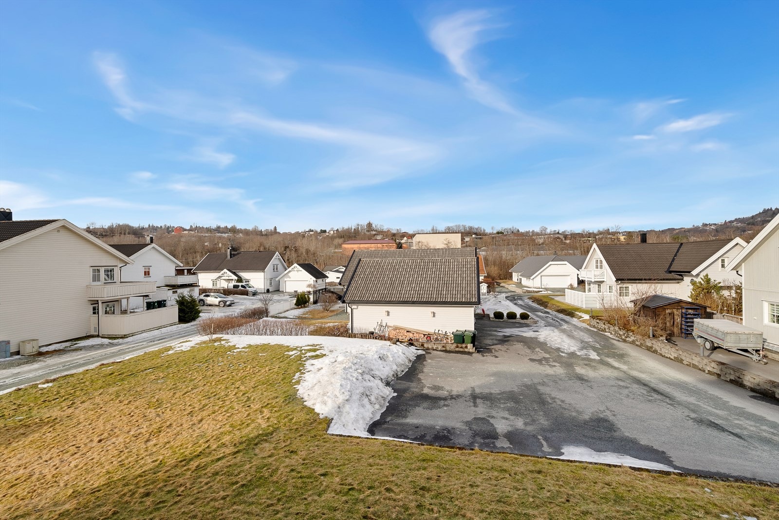 Terrassen er praktisk takoverbygd, som gjør den disponibel for både solskinnsdager og dager med litt mer ruskete vær. Galleribilde