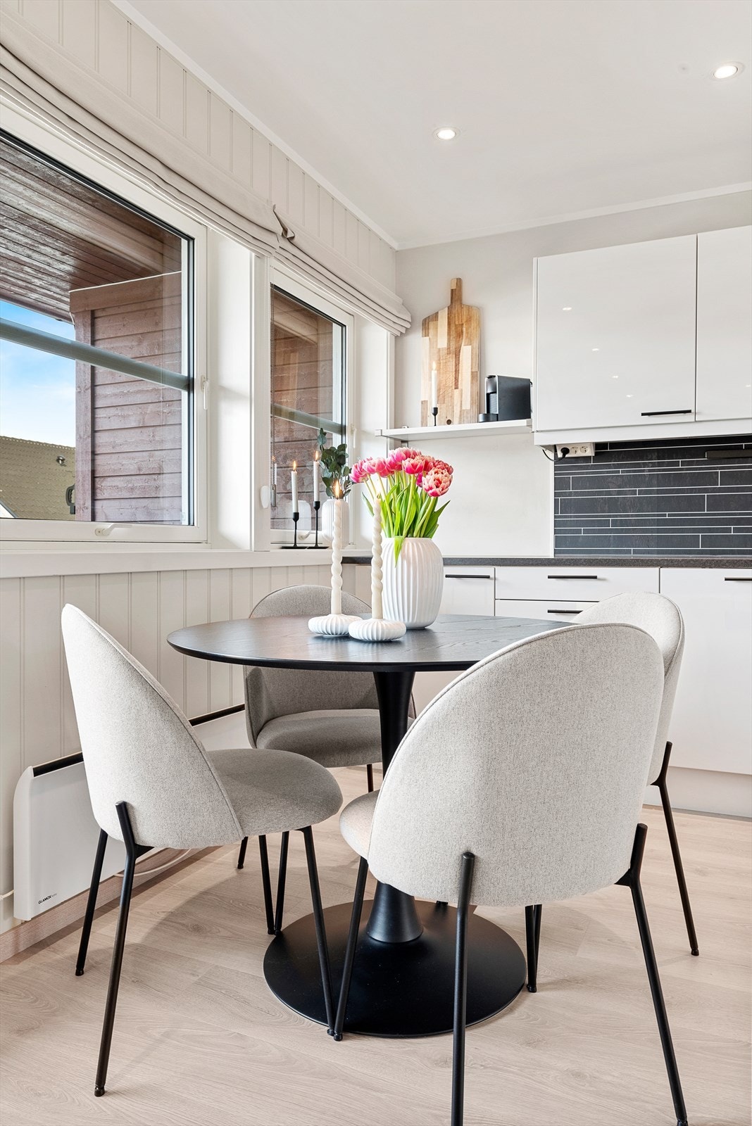 Lekker spisestue perfekt for middagsbesøk eller andre hyggelige sammenkomster. Galleribilde