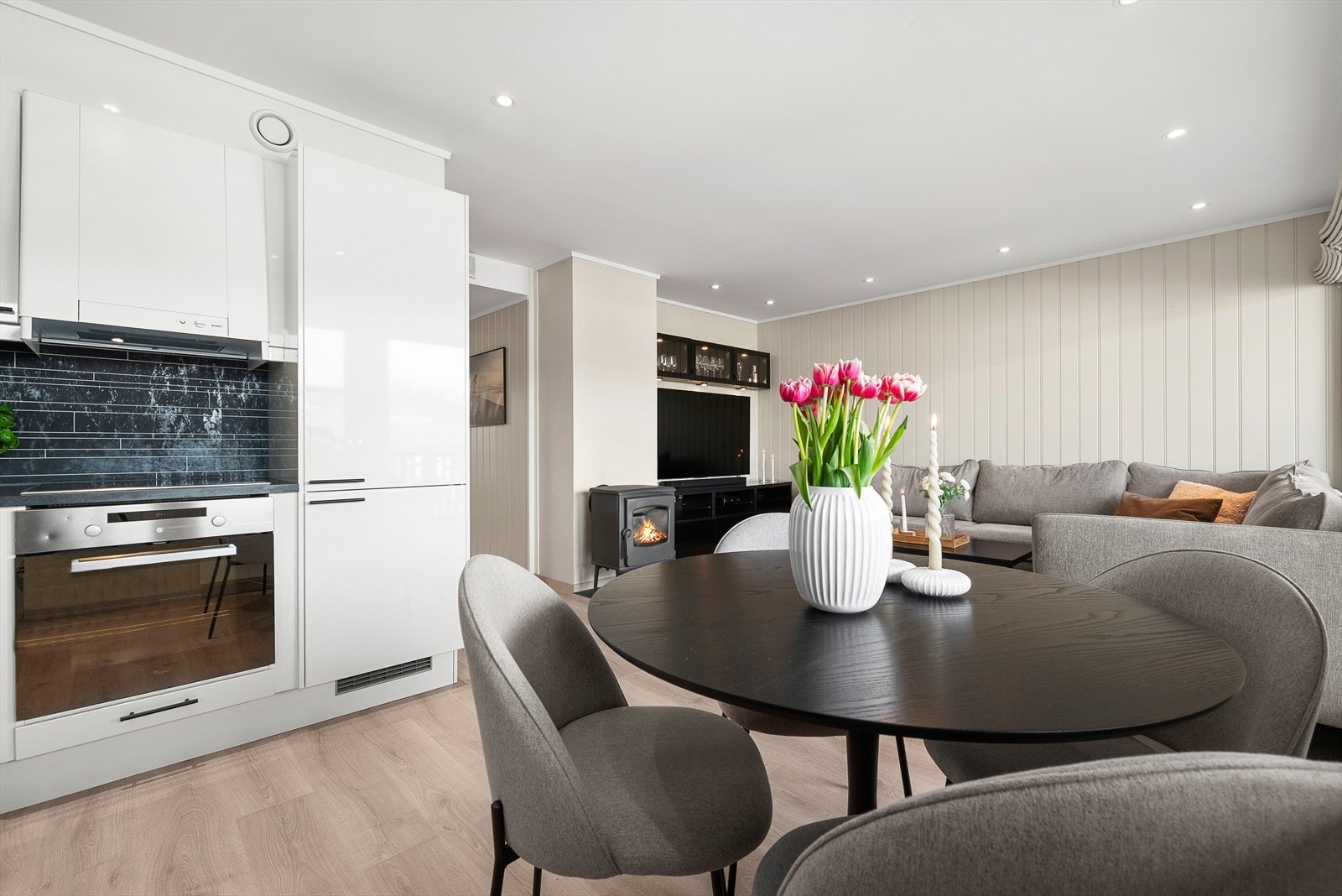 Kjøkkenet er lekkert og tidsriktig innredet. Galleribilde