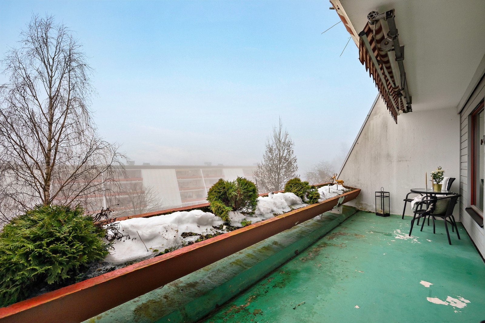 God plass til utemøbler og planter. Galleribilde