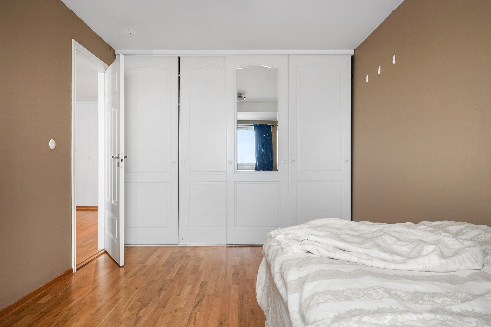 Gode oppbevaringsmuligheter med garderobeløsning. Galleribilde