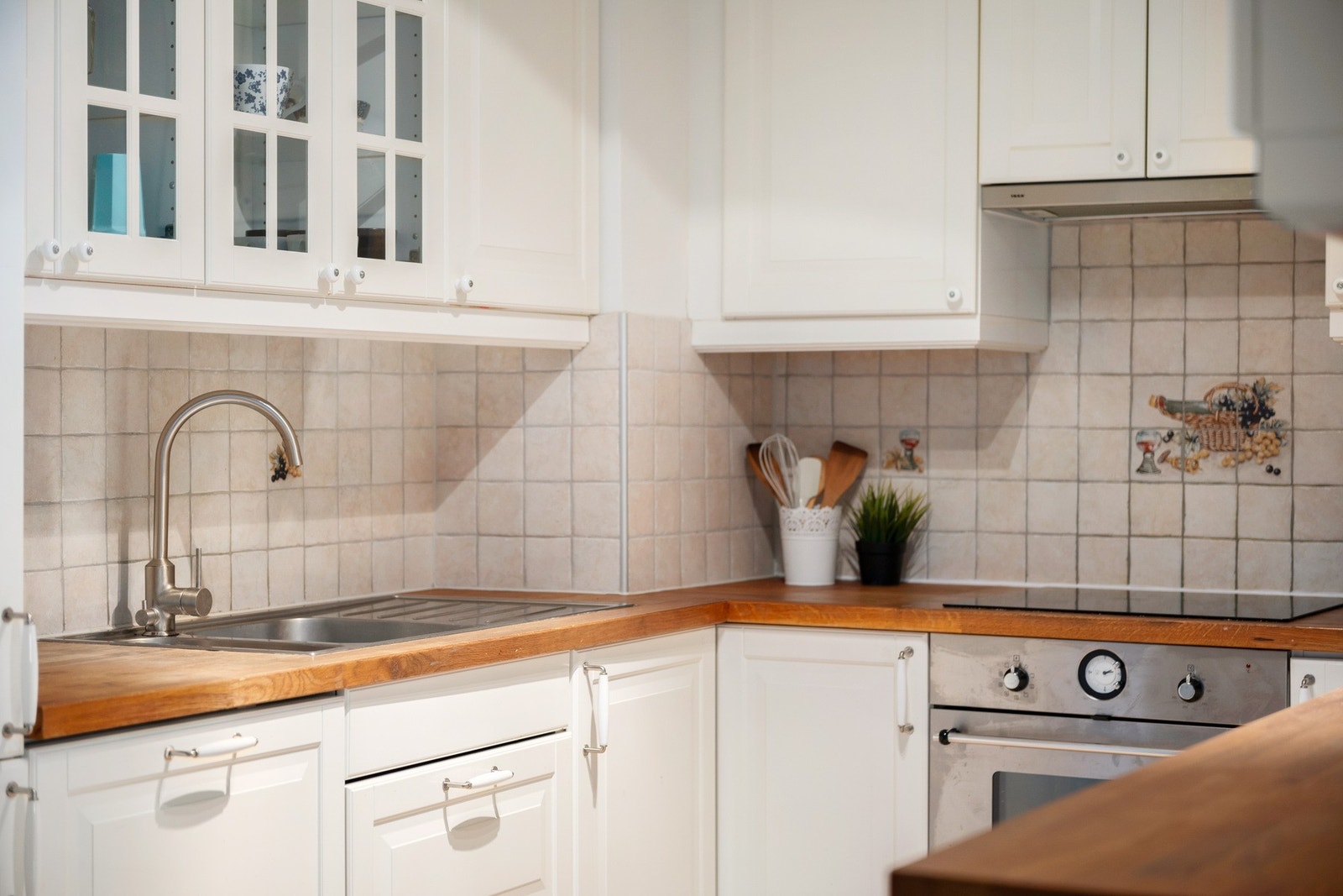 God skap- og benkeplass gjør matlaging enkelt og oversiktlig. Galleribilde