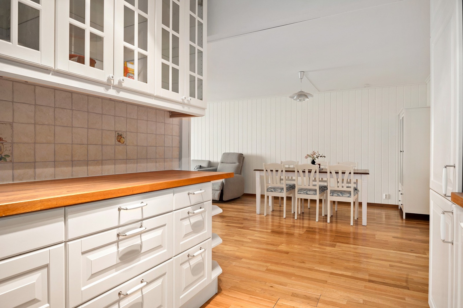 Fra kjøkkenet ut mot spiseplassen. Galleribilde