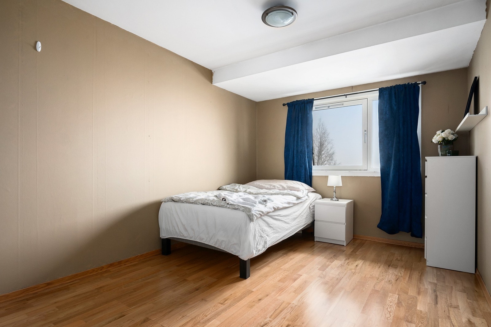 Romslig soverom med plass til dobbeltseng. Galleribilde
