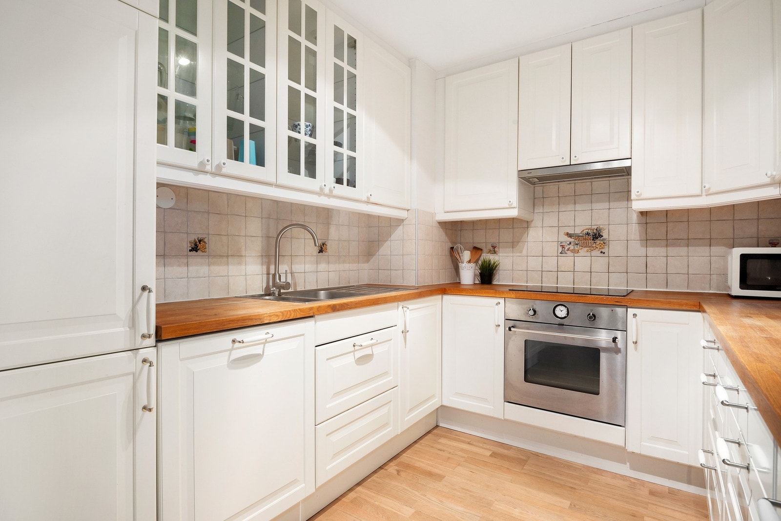 Kjøkkeninnredning med klassisk, tidløst design. Galleribilde