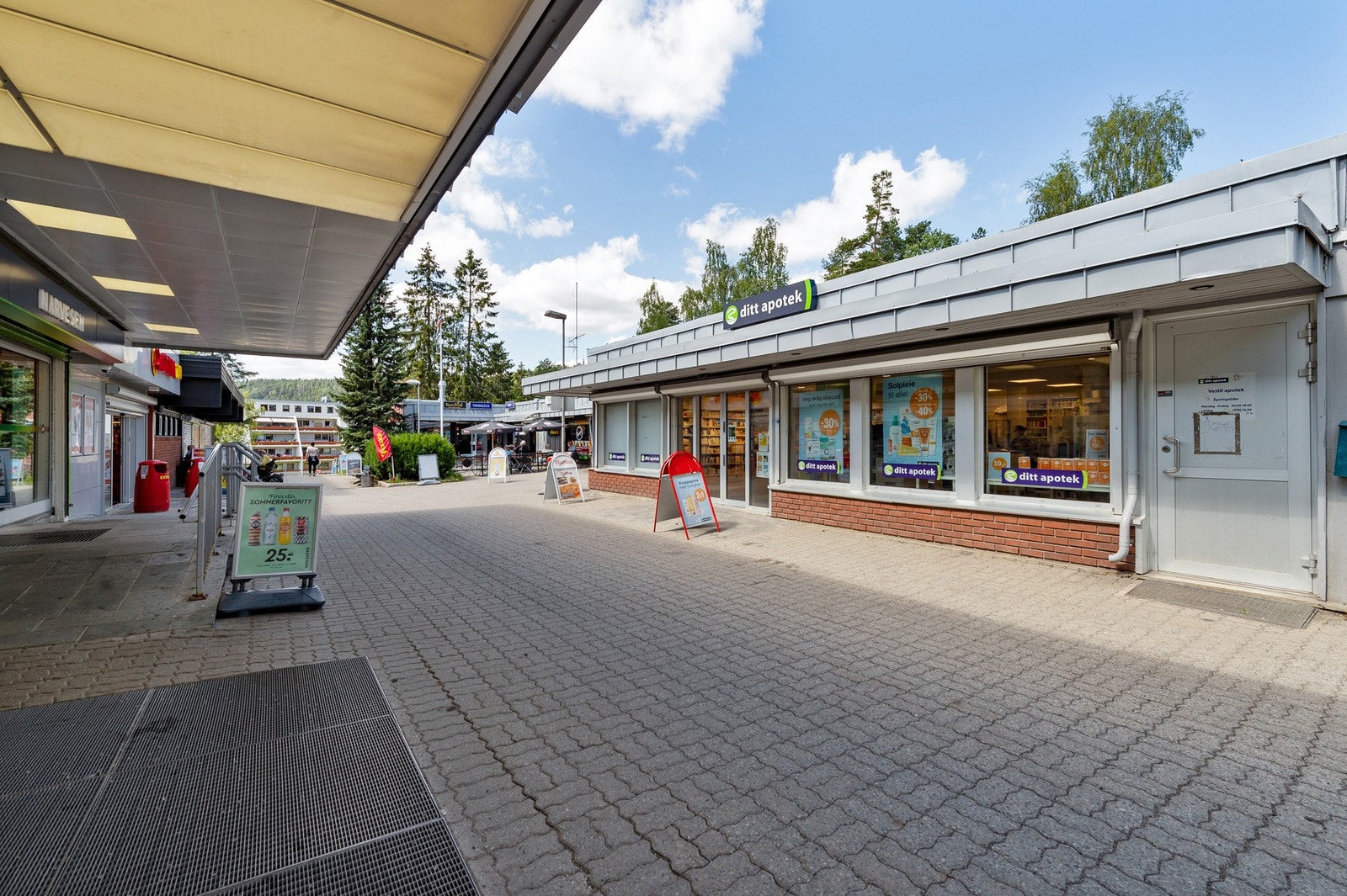 Vestl torg ligger like ved boligen. Her finner du ulike butikker. Galleribilde