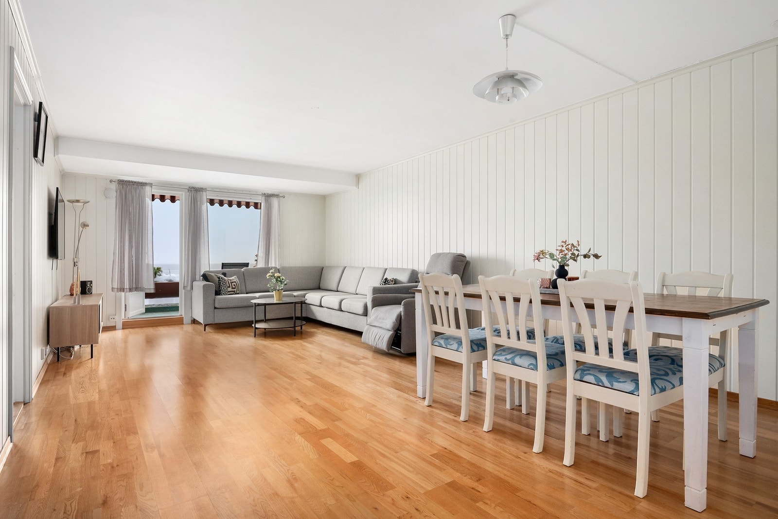 Det er god plass til å møblere med sofagruppe, sofabord, medievegg og spisebord. Galleribilde