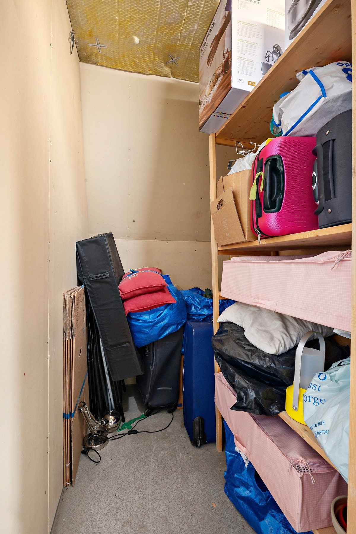 Romslig bod med god oppbevaringsplass for sesongutstyr og annet. Galleribilde