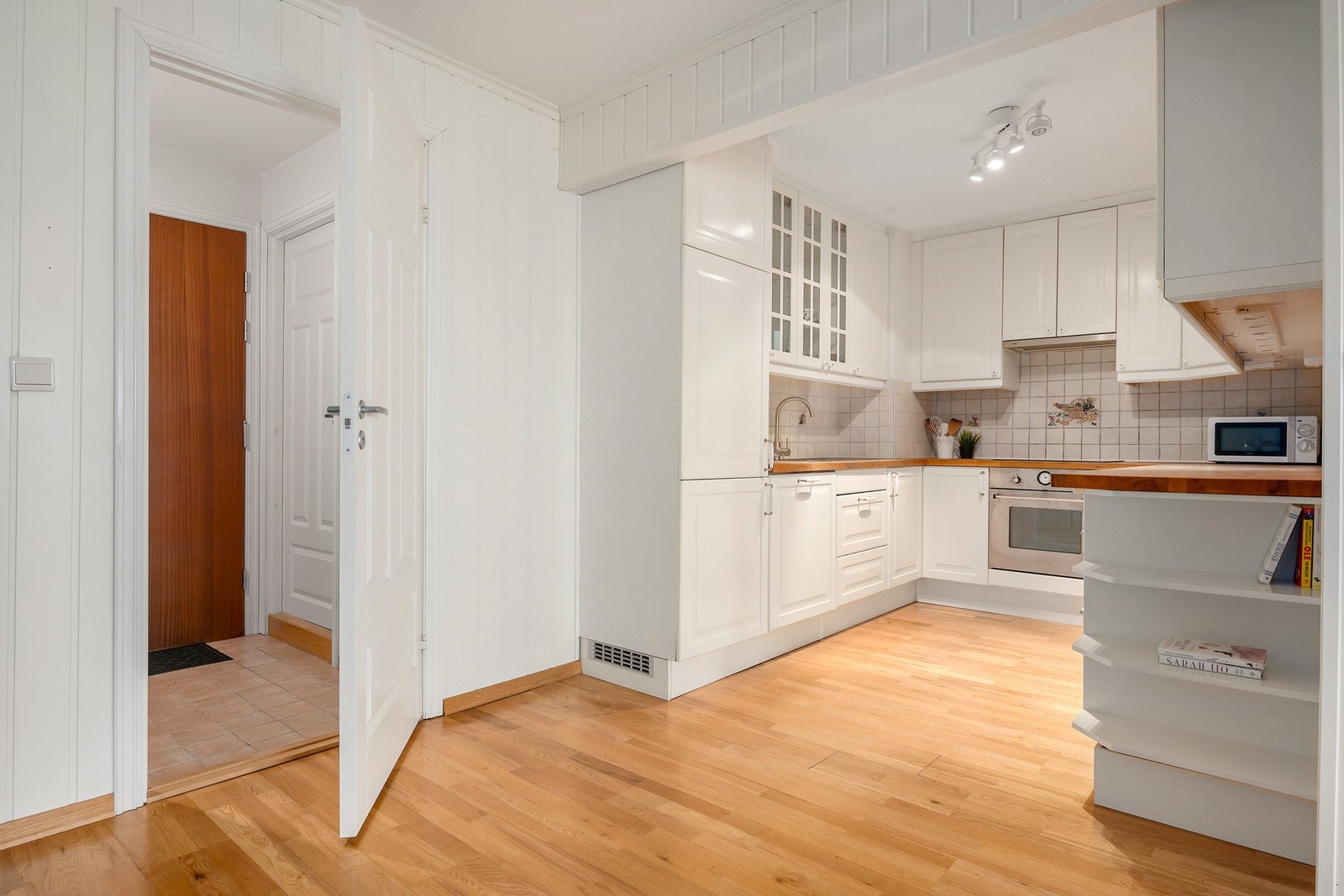 Videre inn til kjøkkenet som ligger i en delvis åpen løsning. Galleribilde