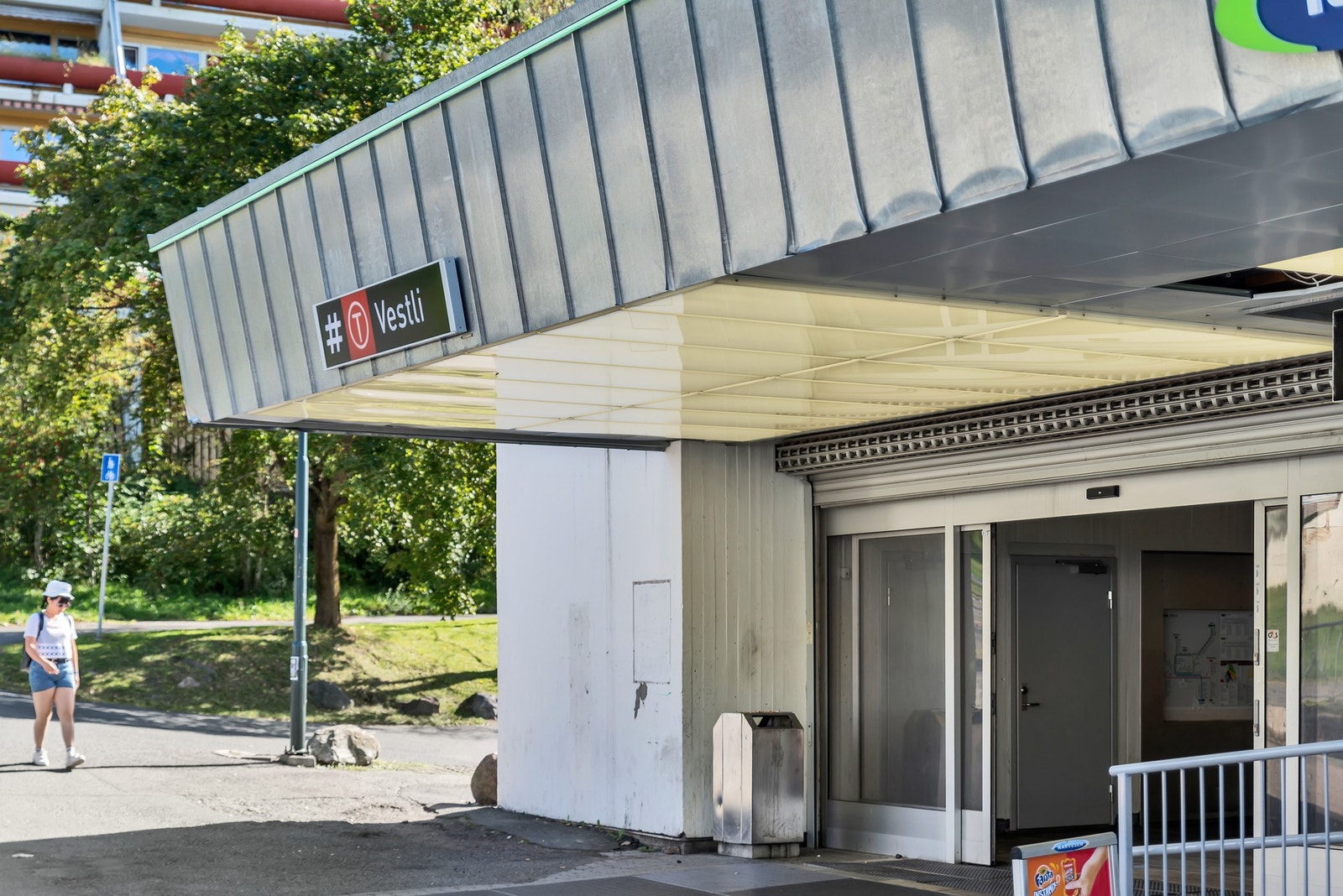 Vestli T-banestasjon ligger ca. 450 m unna. Her går linje 4 og 5 med hyppige avganger til sentrum og Bergkrystallen. Galleribilde