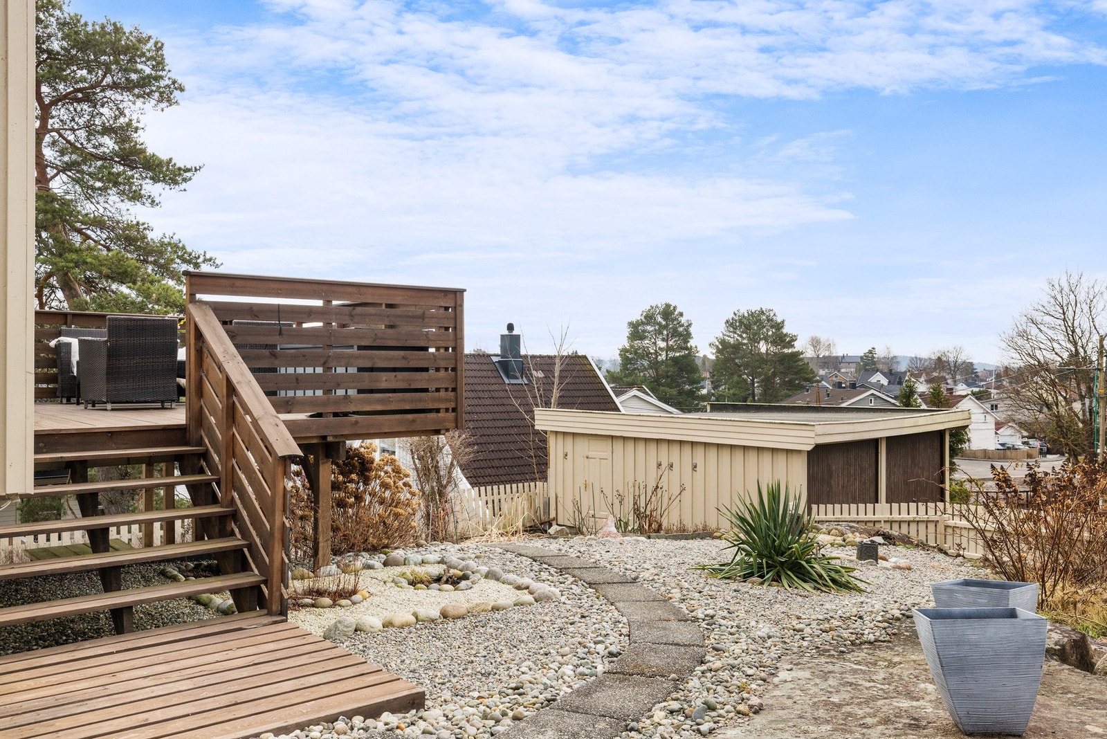 Fra terrassen er det videre adkomst til boligens hageområde som byr på pen beplantning og frodige hageområder med boltreplass for hele familien. Galleribilde