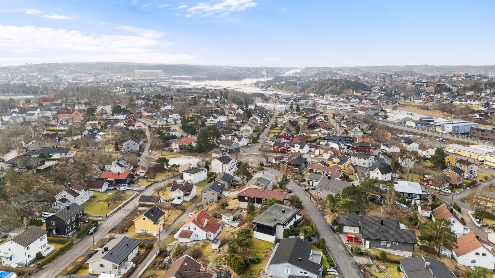 Kombinasjonen av rolige omgivelser, gode oppvekstvilkår, kort vei til sentrum og nærhet til natur gjør dette til et attraktivt og praktisk sted å bo. Galleribilde