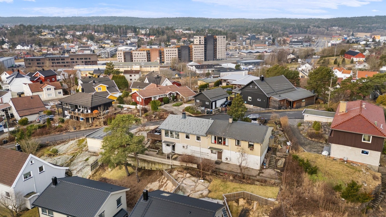 Området byr også på gode muligheter for aktivitet og friluftsliv. I nærområdet finnes blant annet Liaveien og Travløkka balløkker, samt flere idretts- og treningsmuligheter. Galleribilde