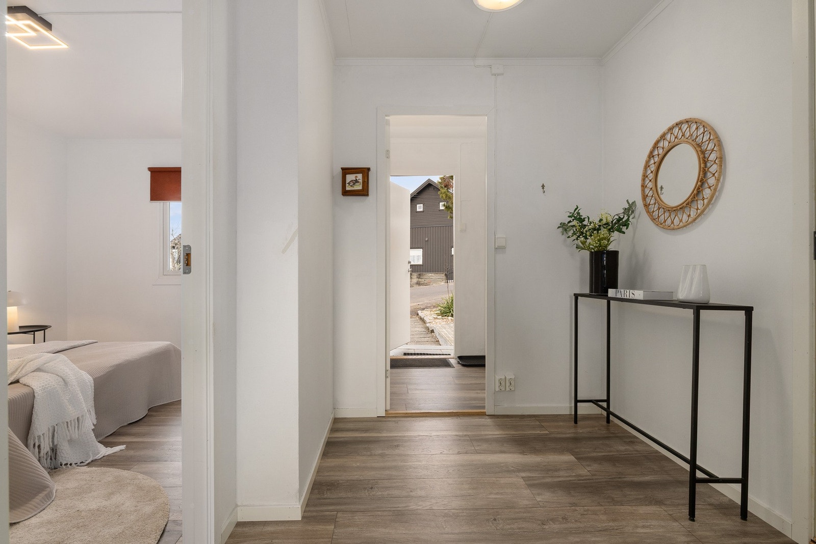 Fargene i gangen er moderne og gir et helhetlig og godt førsteinntrykk av boligen. Galleribilde