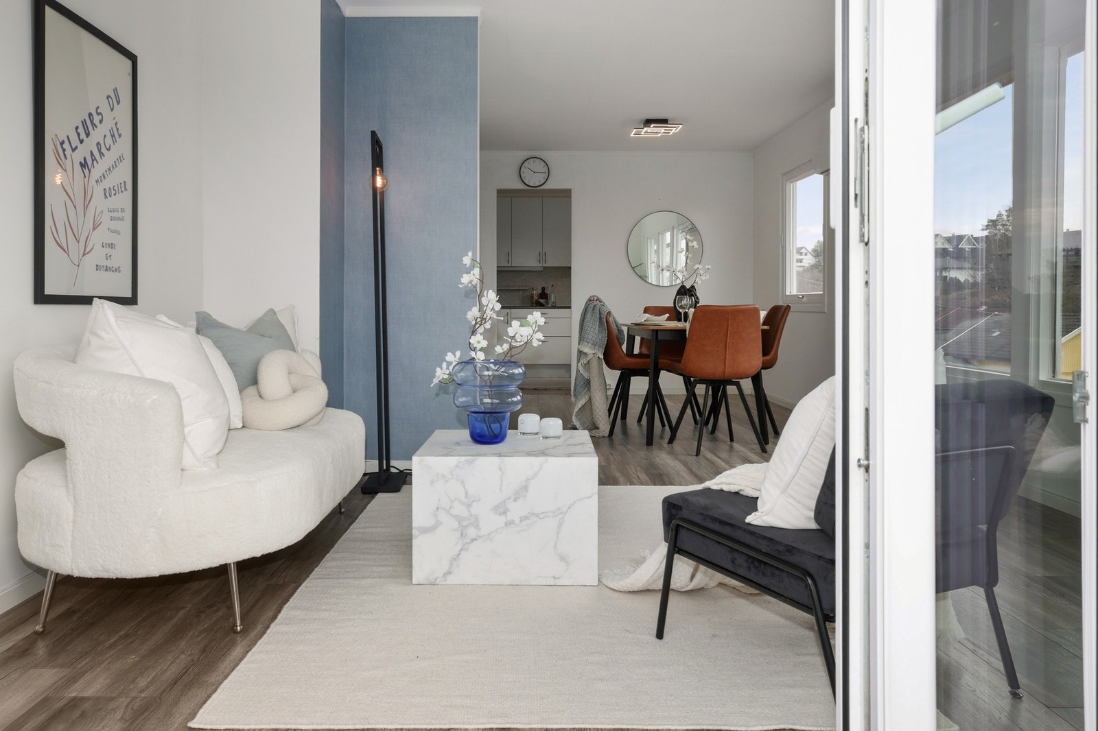 Stuen blir, på bakgrunn av sin planløsning og utforming, et sosialt samlingssted for venner og familie. Galleribilde