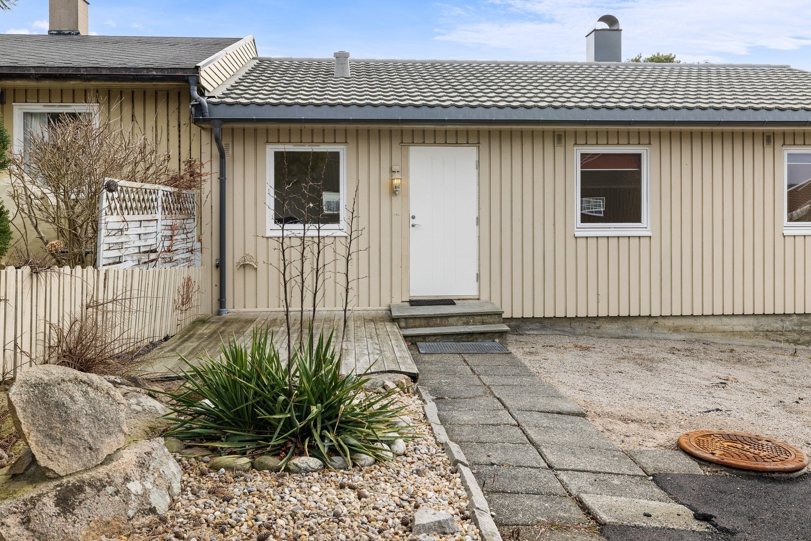 Nordvestvendt terrasse tilknyttet inngangspartiet på ca. 9 m². Galleribilde