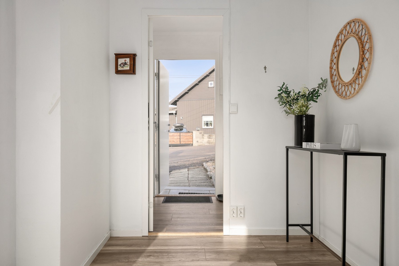 Innbydende og flott entré med god plass til å henge av seg yttertøy og sette fra seg skoene. Galleribilde